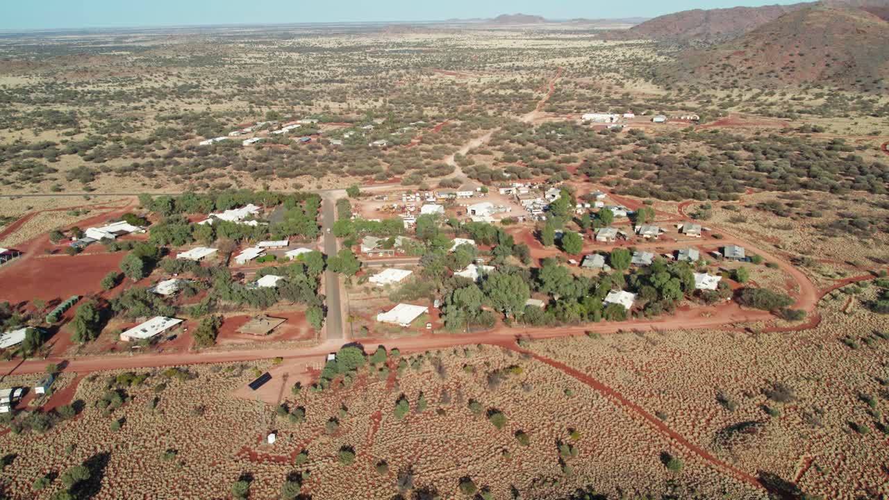 Reverse aerial view of the town of Umuwa, South Australia, Australia. August 2022.
