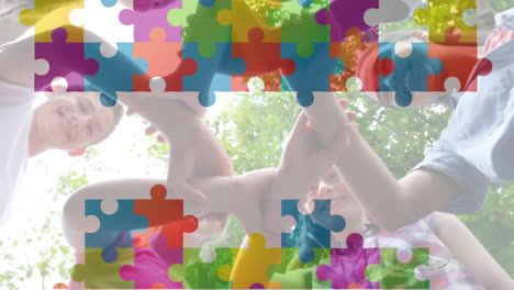 animación de piezas de rompecabezas multicolores, niños diversos tomados de la mano y formando símbolos abstractos