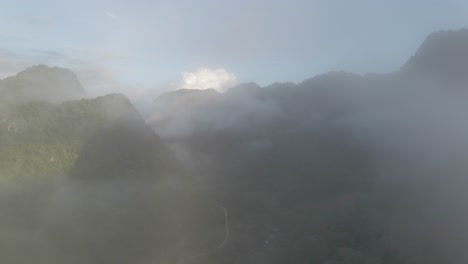 Drohne-Fliegt-Durch-Die-Wolke,-Um-Die-Neblige-Bergkette-Zu-Enthüllen