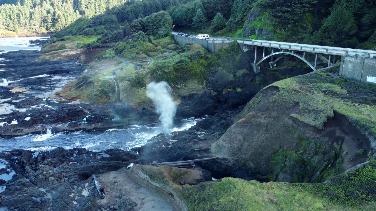 미국, 또는, 플로렌스, 토스 우물, 2024 11 25 - 고속도로 101을 따라 토스 우물을 는 의 드론 뷰