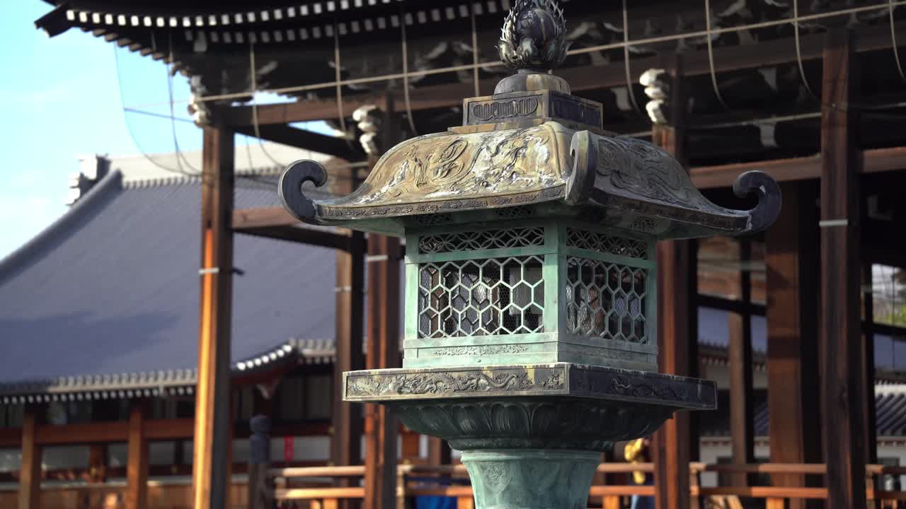 Lanterne di pietra religiose in templi locali a Kyoto, Giappone