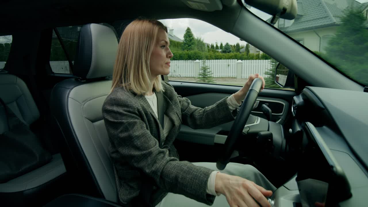 교외에서 차를 운전하는 여자