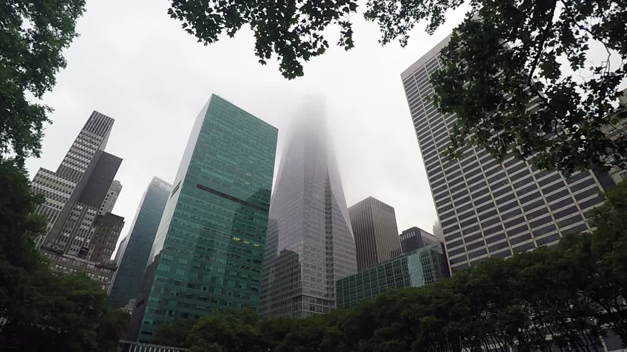 día nublado en nueva york con rascacielos desapareciendo en un soplo de niebla