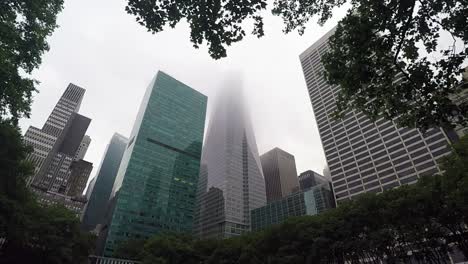 Bewölkter-Tag-In-New-York-Mit-Verschwindendem-Wolkenkratzer-In-Nebelschwaden