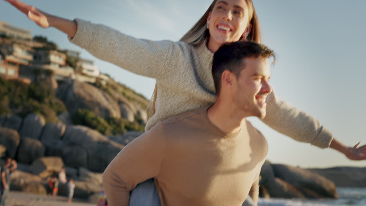 самолет, любовь и пара на пляже для путешествия