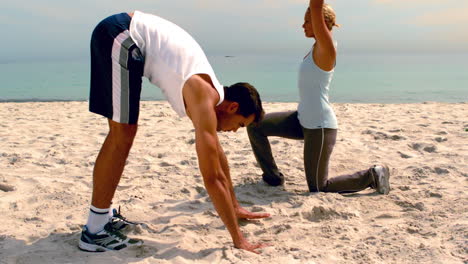 amigos haciendo yoga en la playa juntos