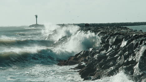 Toma-En-Cámara-Lenta-De-Olas-Rompiendo-En-Un-Embarcadero-Rocoso-En-Half-Moon-Bay,-California