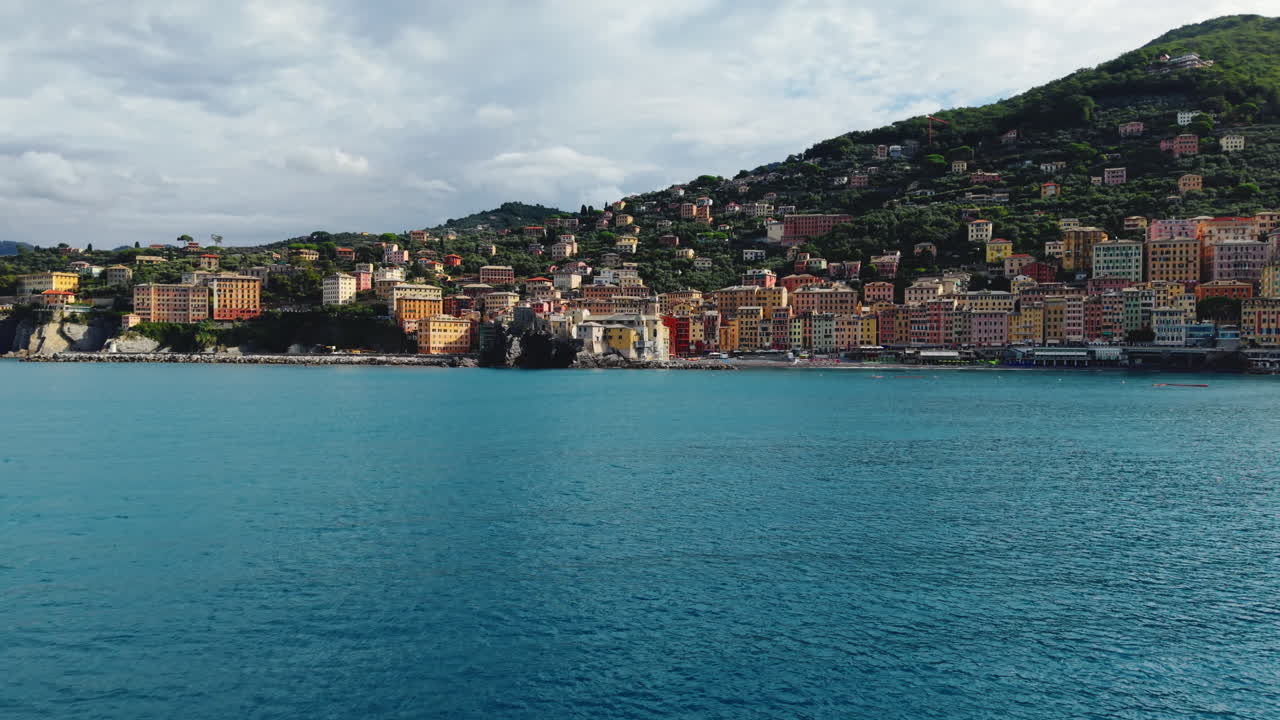 Panoramica aerea della costa di Camogli e del Mar Ligure, Italia