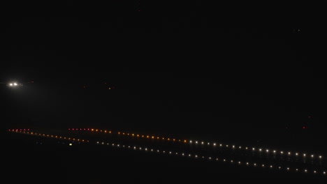 Plano-General:-Avión-Aterrizando-Por-La-Noche