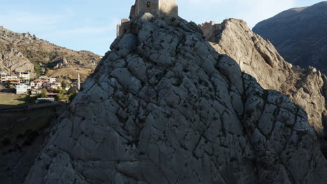 Detalle-Del-Castillo-De-Kahta-En-Adıyaman,-Ubicado-En-La-Ruta-Del-Parque-Nacional-De-La-Montaña-Nemrut-En-Turquía---Ascendente-Aéreo