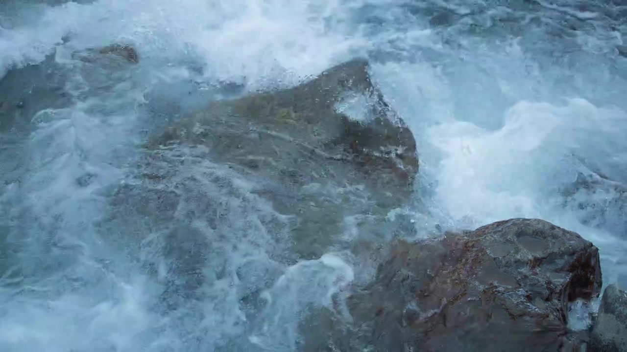 Ruscello che sfocia nel fiume.