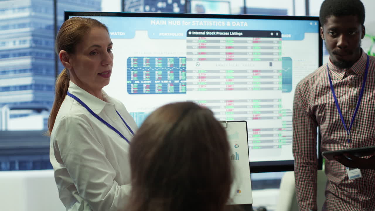 los inversores y los asociados participan en la reunión de la junta consultiva para examinar los informes