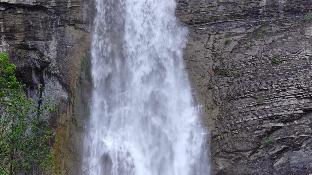 cascada de sorrosal en el acantilado durante el día
