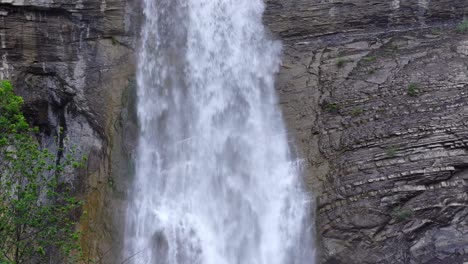 Sorrosal-Wasserfall-Auf-Einer-Klippe-Tagsüber