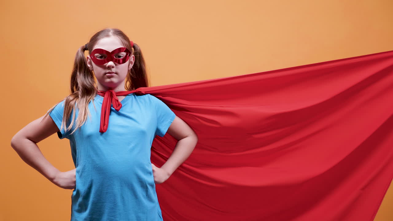 슈퍼히어로로 옷을 입은 소녀