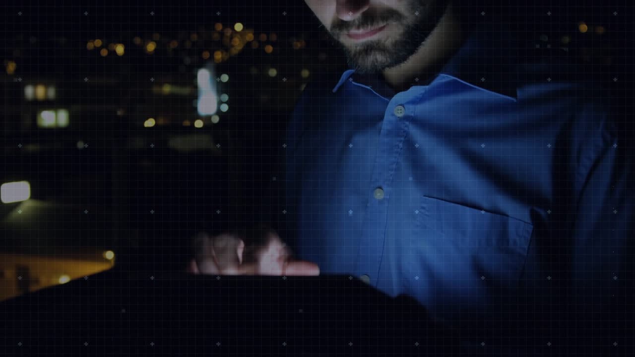 Analista tecnico di sesso maschile in piedi accanto al vetro, che tocca l'HUD e aggiorna grafici a barre e lineari per l'analisi