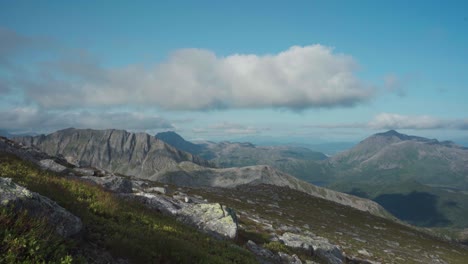 Dramatische-Natur-Mit-Gipfeln-In-Lonketind,-Insel-Senja,-Norwegen