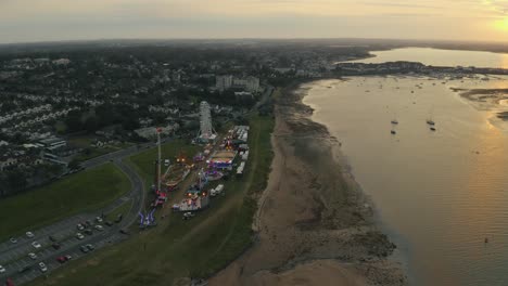 Pan-Aéreo-4k-Del-Parque-De-Atracciones-Al-Lado-Del-Mar