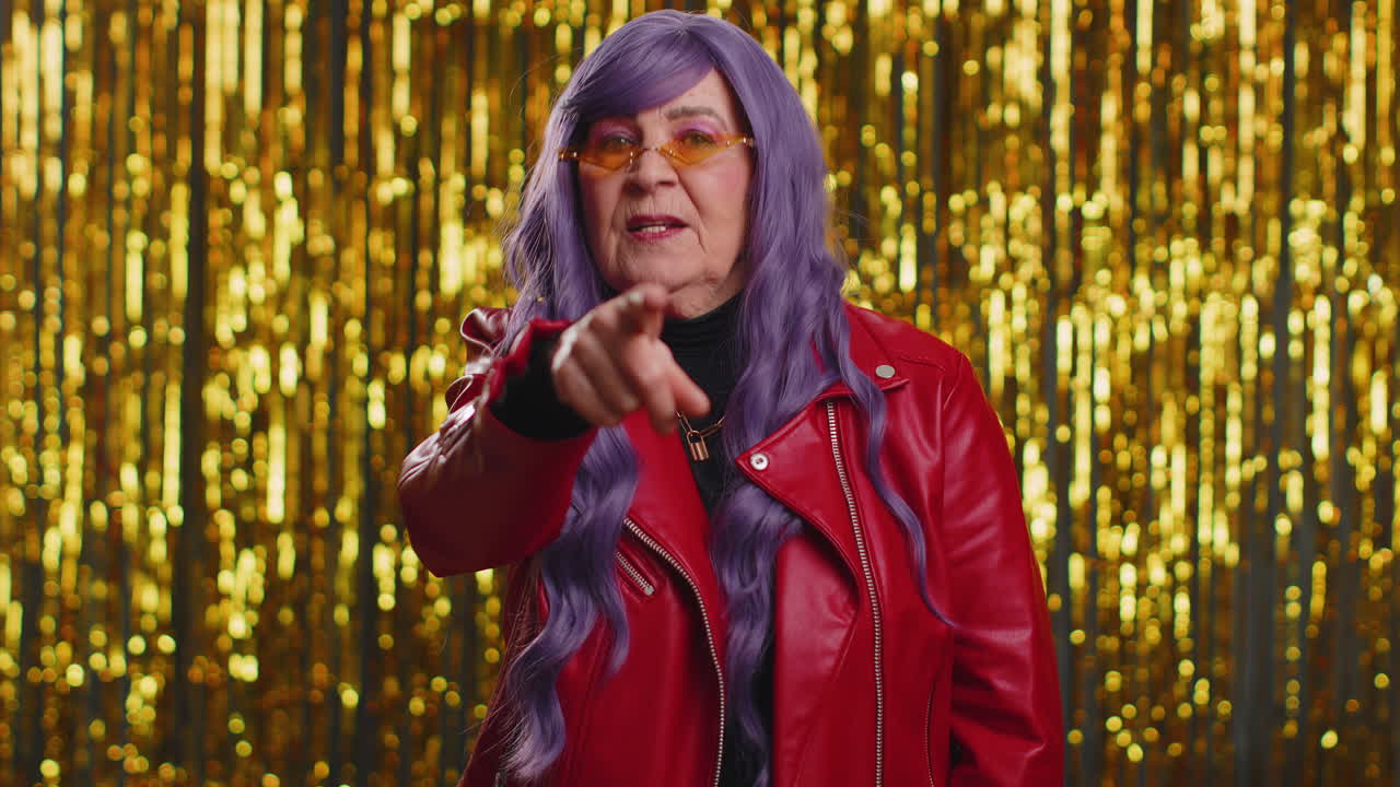 여성이 카메라를 가리키며 놀이 같은 행복한 표정을 지니고 선택을 하고 방향을 보여줍니다.