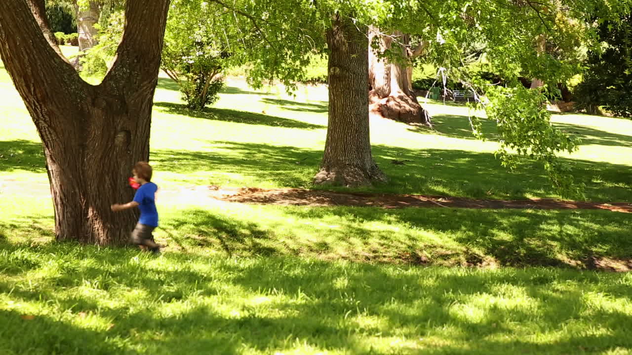niño jugando con un avión de juguete