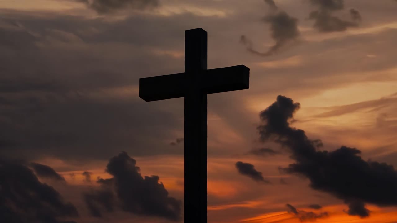 Croce contro un cielo drammatico al tramonto
