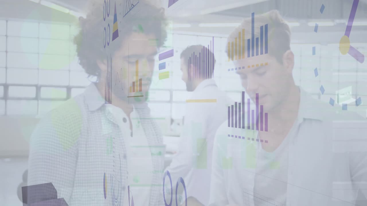 animación del procesamiento de datos financieros sobre diversas personas de negocios