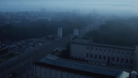 Diapositiva-Y-Toma-Panorámica-De-La-Escena-De-La-Mañana-Nublada.-Coches-Circulando-Por-Una-Carretera-De-Varios-Carriles-Cerca-De-La-Vía-Férrea-En-Un-Barrio-Urbano.-Varsovia,-Polonia