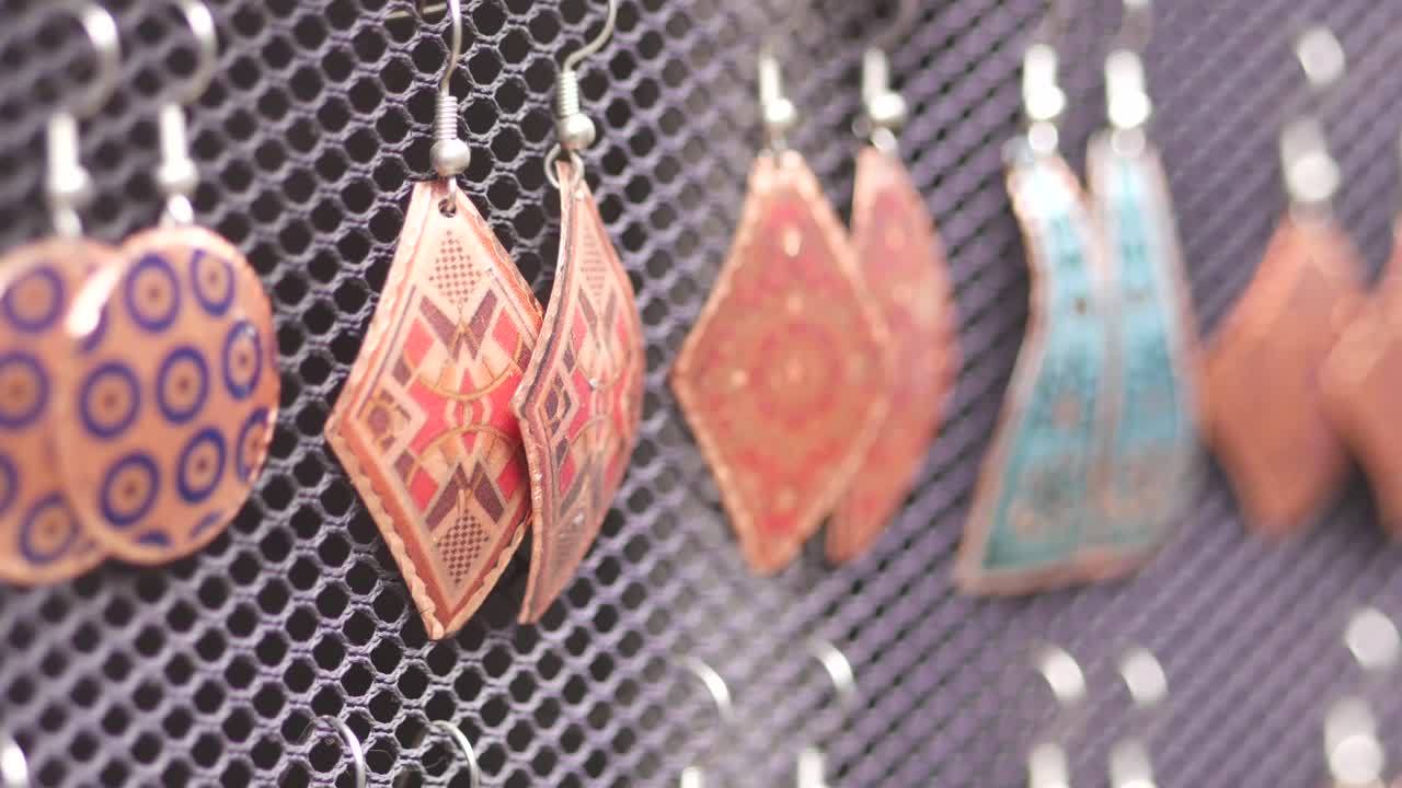 pendientes de cobre de colores en exhibición