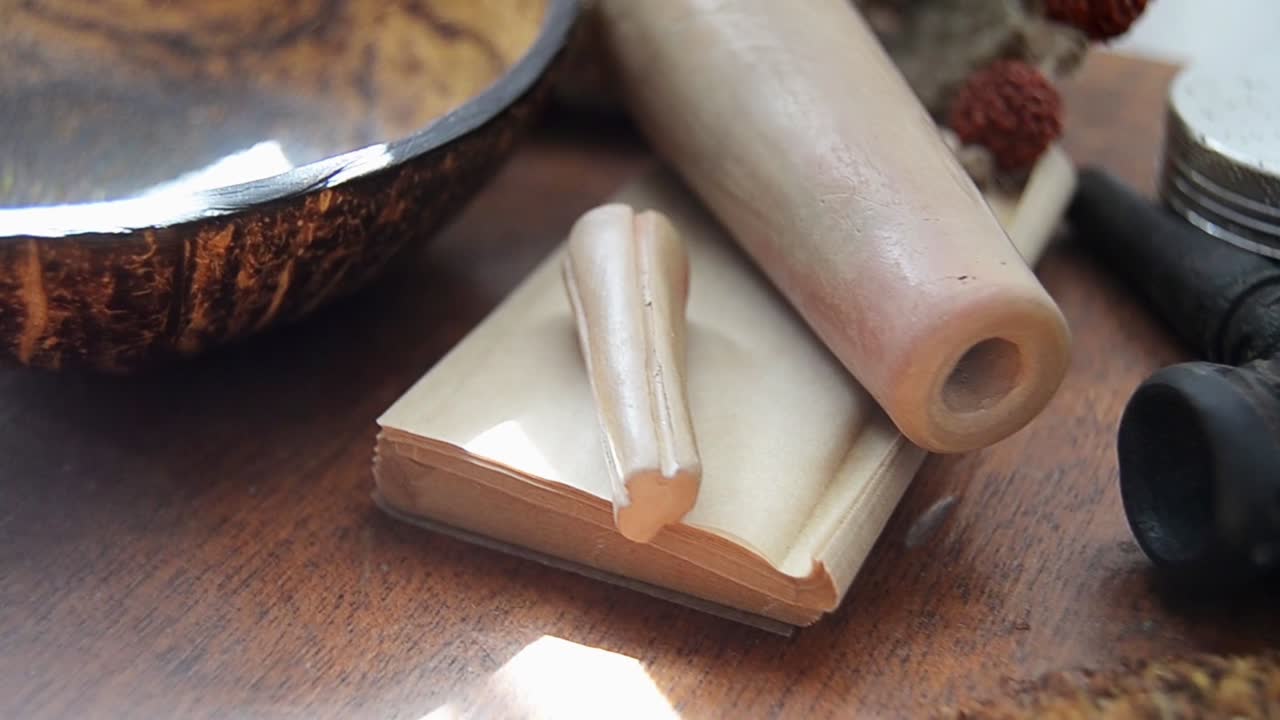 흡연 장비의 세련된 콜라주