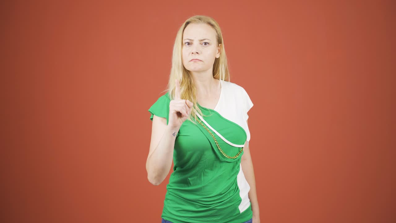 그 여자는 카메라를 쳐다보며 경고하고 있습니다.