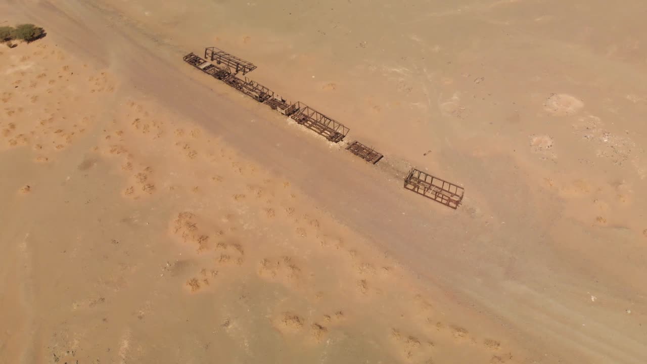 메디나 근처의 사우디 아라비아 사막에 있는 오스만 시대의 오래된 버려진 헤자즈 열차 잔해