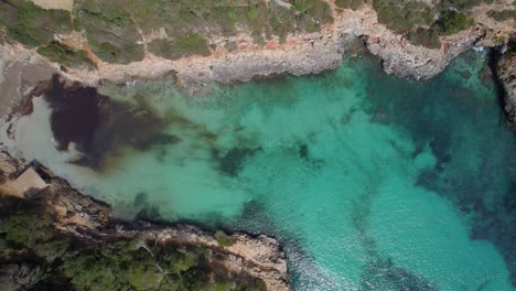 Vista-Aérea-De-Arriba-Hacia-Abajo-Sobre-Hermosas-Aguas-Turquesas-En-La-Costa-Rocosa-De-Mallorca