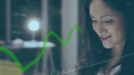 animación de procesamiento de datos contra mujer asiática sonriendo mientras usa tableta digital en la oficina