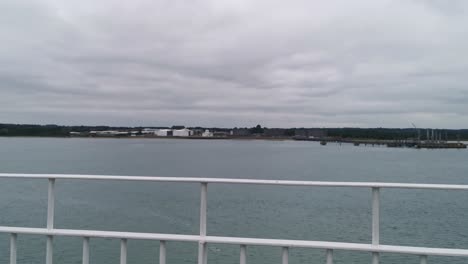 Una-Toma-De-Movimiento-Lateral-De-Southampton-Desde-El-Ferry-Del-Canal-Hasta-East-Cowes-En-Un-Día-Muy-Gris-Y-Nublado-En-Inglaterra,-Este-Video-Fue-Filmado-Con-La-Cámara-Sin-Espejo-Sony-A7sii