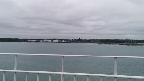 una toma de movimiento lateral de southampton desde el ferry del canal hasta east cowes en un día muy gris y nublado en inglaterra, este video fue filmado con la cámara sin espejo sony a7sii