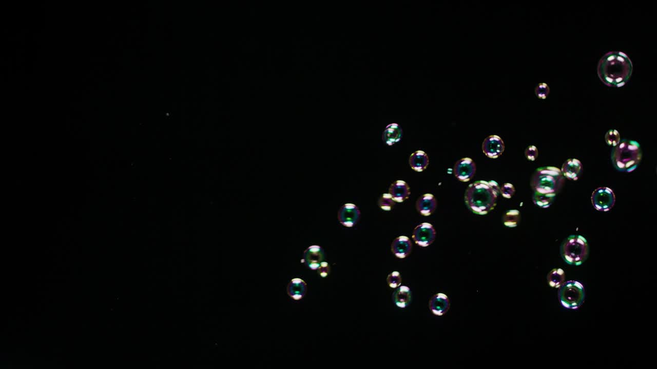 суповые пузырьки, выделенные на черном фоне