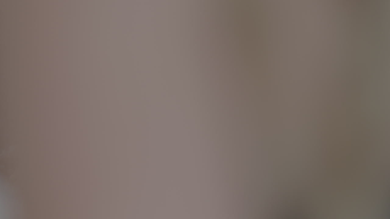 un hombre revisa los bistecs que se cocinan en una parrilla caliente afuera, en cámara lenta