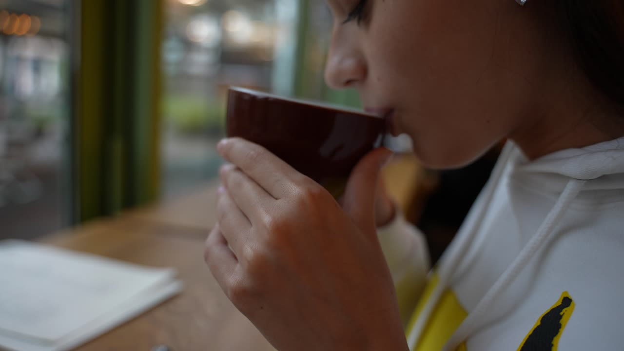 카페에서 커피를 마시는 여자