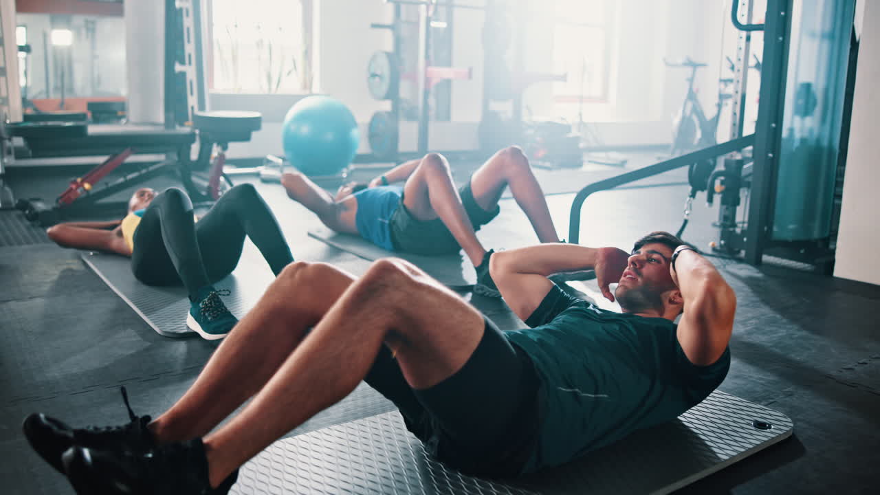 sesión de entrenamiento en grupo - abdominales en el gimnasio