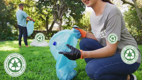 animación de iconos de reciclaje sobre voluntarios sonrientes limpiando el jardín