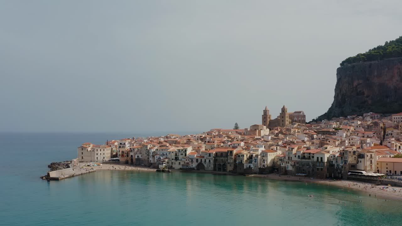 지중해 연안에 있는 매력적인 세팔루 시의 공중 풍경, 시칠리아의 팔레르모 시 근처에 있는 작은 역사적인 도시, 이탈리아에서 인기 있는 여행지.