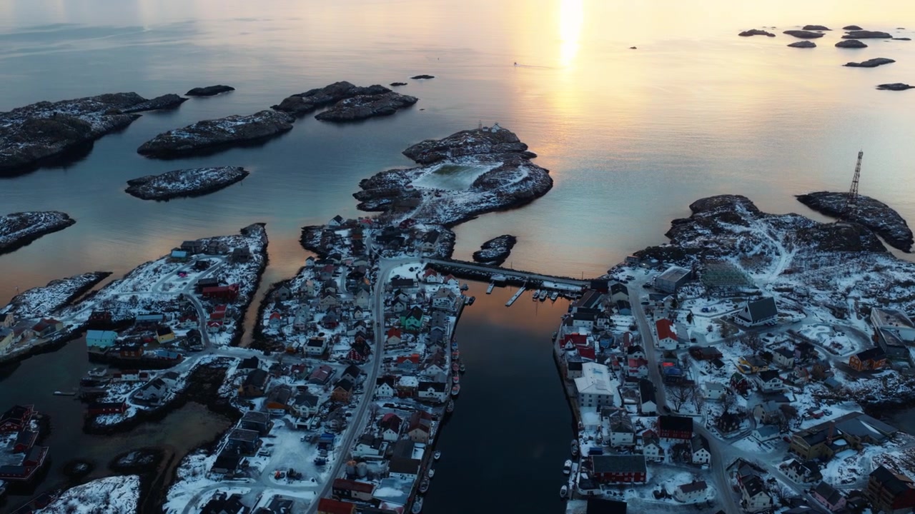 Norveç Lofoten'deki Henningsvaer limanının Arktik gün batımında havadan drone görüntüsü.