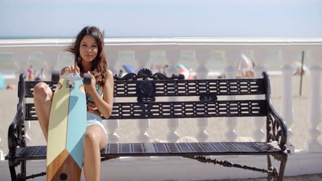 Mujer-Joven-Deportiva-Posando-En-Un-Banco