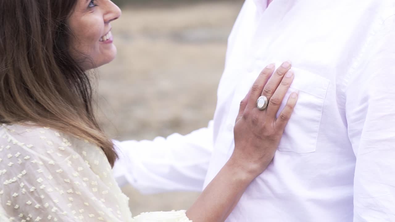 손가락에 반지를 끼고 남편의 가슴을 잡고 있는 아내