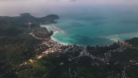 Huge-clear-green-blue-sea-at-the-tourist-paradise-Chaloklum-Beach-in-Thailand-on-a-cloudy-day