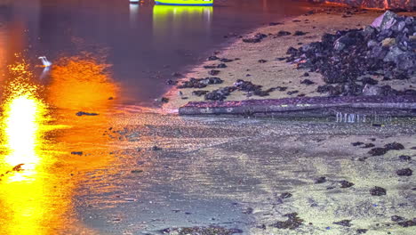 Zeitrafferaufnahme-Des-Verlassens-Des-Wassers-Bei-Ebbe-Am-Morgen,-Niedriger-Wasserstand,-Nahaufnahme