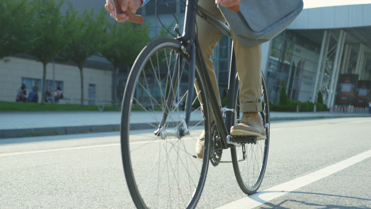 건물 근처에서 자전거를 타는 잘생긴 남자
