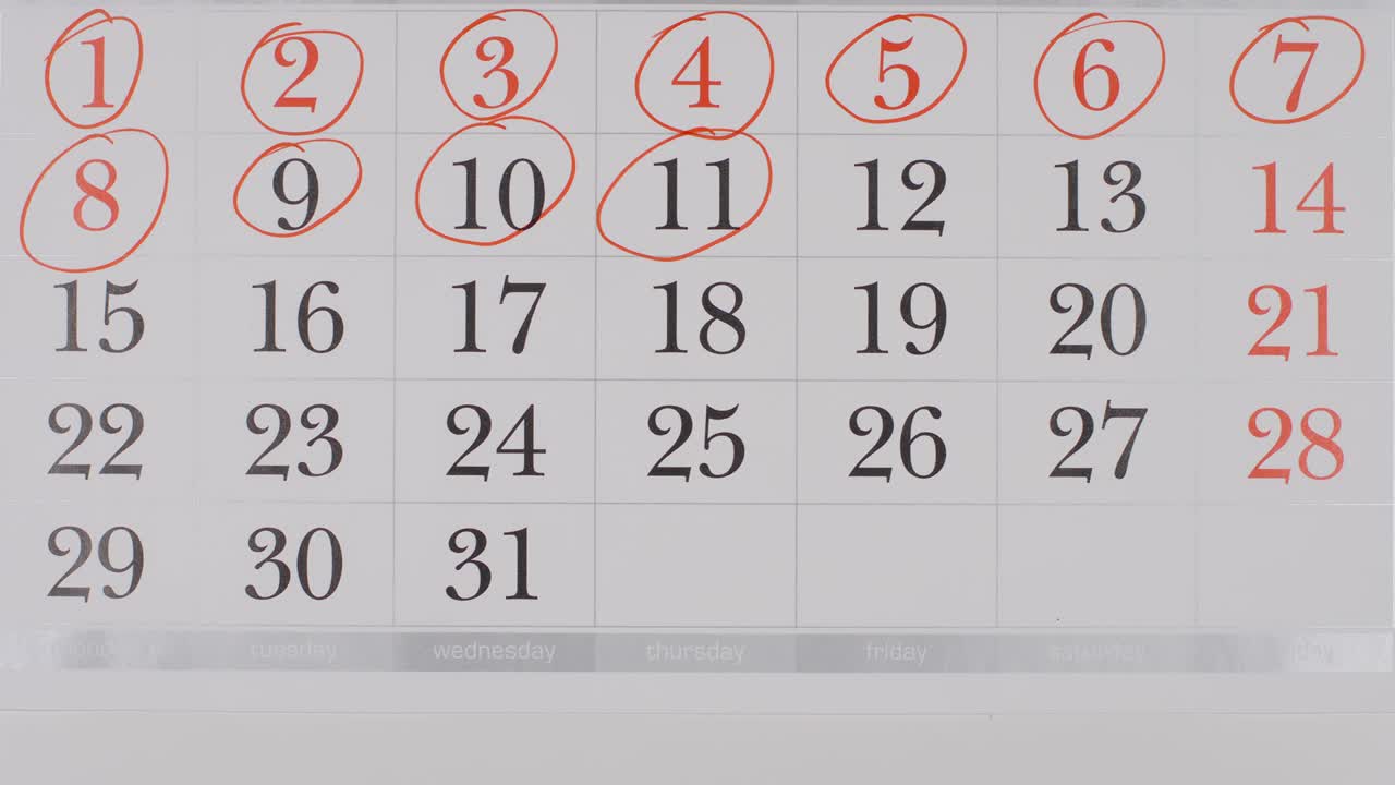 vista superior: marcando (redondeando) un número en un calendario de papel - animación de movimiento de parada