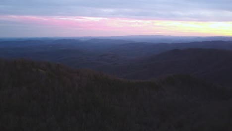 empuje aéreo de la puesta del sol de la montaña apalache en 4k