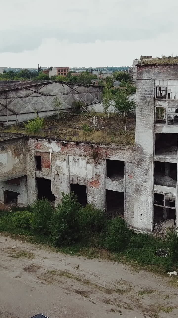 Rovine di una fabbrica industriale molto inquinata. Vecchio edificio industriale da demolire. Vista aerea. Video verticale